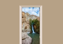 Deursticker Waterval Tussen De Rotsen